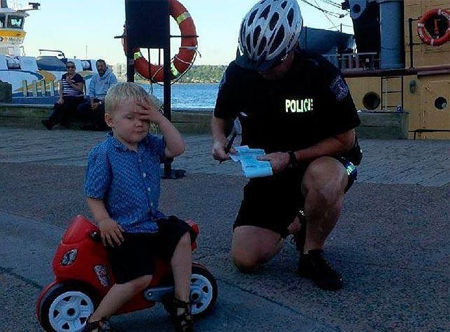 Multan a un niño de tres años por aparcar mal su moto de juguete