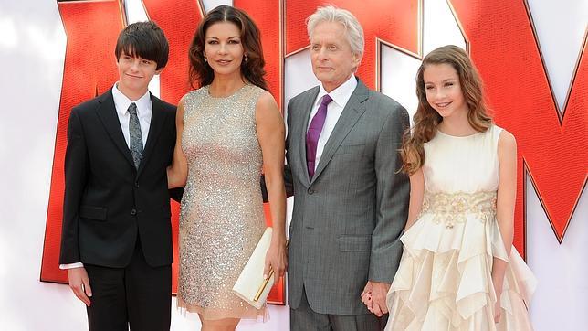 La familia de Michael Douglas y Catherine Zeta-Jones conquista la alfombra roja