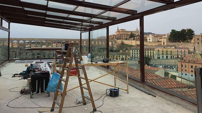 Ultimátum a un hotel situado junto al Acueducto por construir una estructura metálica en su terraza