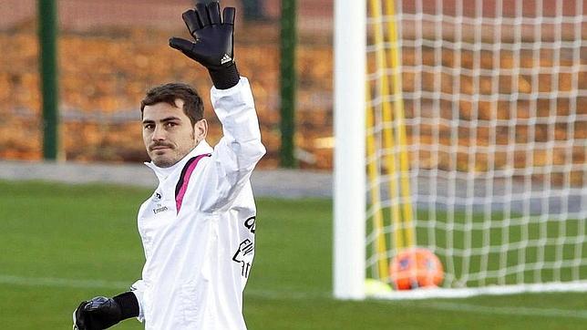 Casillas se presenta en Valdebebas junto a sus todavía compañeros