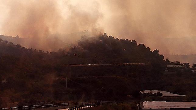 Tres incendios en Andalucía movilizan a más de treinta grupos de especialistas