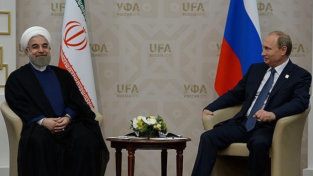 El presidente iraní, Hasán Rohani, y su homólogo ruso, Vladimir Putin, en la cumbre de los BRICS que se está celebrando en Ufa