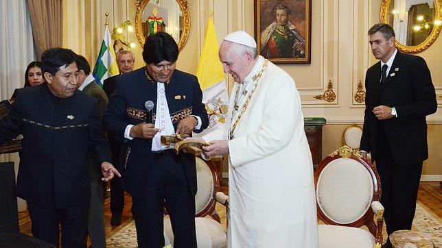 El «crucifijo comunista» de Evo Morales para el Papa Francisco