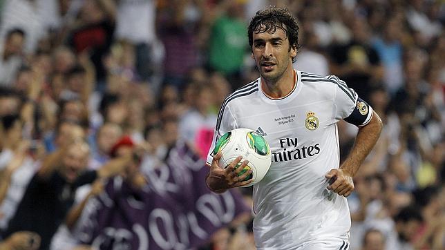 Raúl durante el partido homenaje en el Trofeo Bernabéu de 2013 ante el Al-Sadd