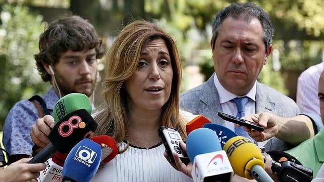 Susana Díaz y espadas asisten a la apertura de los jardines de la casa rosa