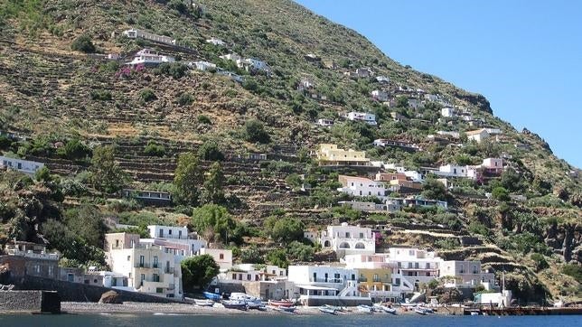 Pequeño puerto en Alicudi, con la montaña escarpada