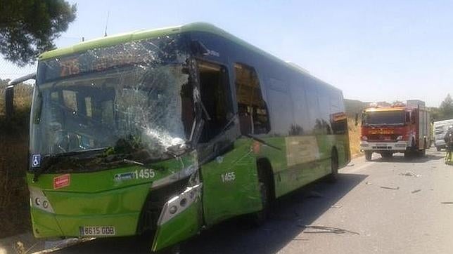 Siete heridos, uno grave, en un accidente entre un autobús y una furgoneta en Alcalá