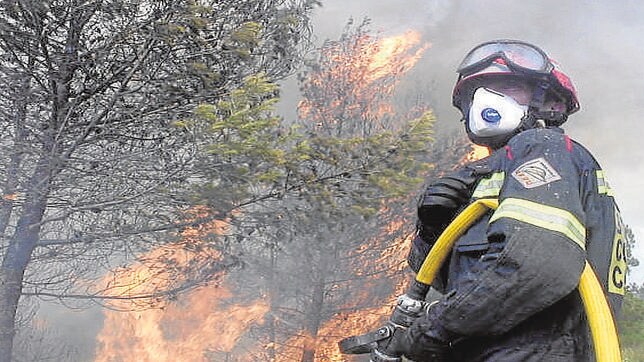 Imagen de las tareas de extinción del incendio de Montán