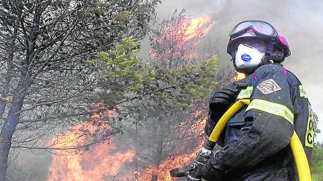 Imagen de las tareas de extinción del incendio de Montán