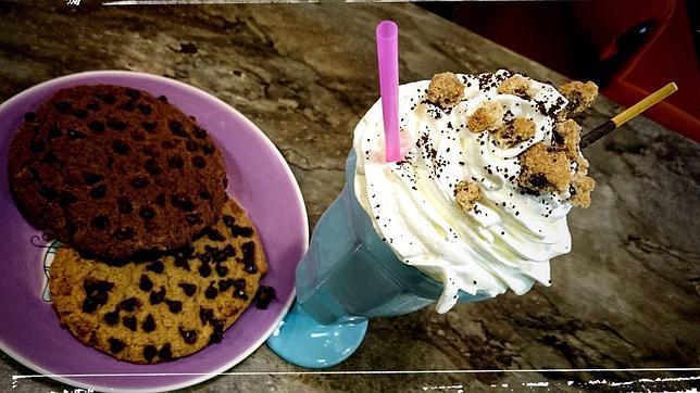 Un helado con las tradicionales cookies americanas de Central Perks Café