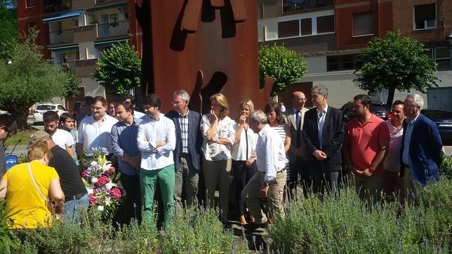 Ofrenda floral durante el acto de homenaje a Miguel Ángel Blanco