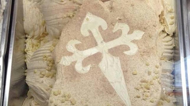 Helado de tarta de Santiago, con su característica cruz