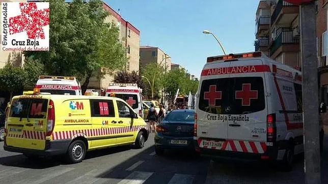 Los equipos de emergencias atienden y trasladan a los heridos al hospital