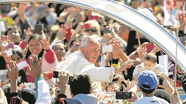 El Papa Francisco saluda a los peregrinos que asistieron a la misa en Santa Cruz de la Sierra, en Bolivia