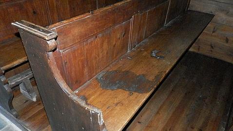 Restos de sangre en un banco de la iglesia