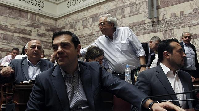 Tsipras subraya a Syriza que el mandato del pueblo griego no es para salir del euro