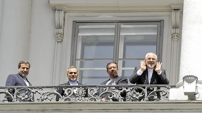 El ministro iraní de Exteriores, Mohammad Javad Zarif, saluda desde el balcón del Hotel Palais Coburg