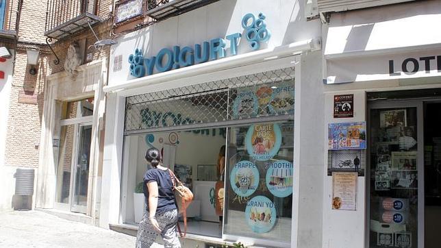 Yo!Gurt se encuentra en la cuesta de Belén, en Toledo, al lado de la lotería «Doña Lola»
