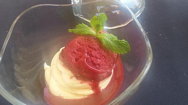 Un cremoso de queso manchego con helado de mora