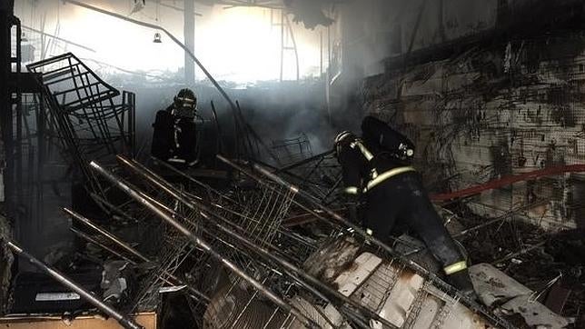 Desalojan un bloque de viviendas por un incendio en una tienda de Majadahonda