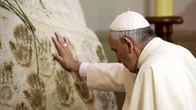 El Papa Francisco reza apoyado en una escultura de la Virgen en el Santuario de Caacupé