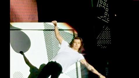 Harry Styles, de One Direction, se cae en pleno concierto