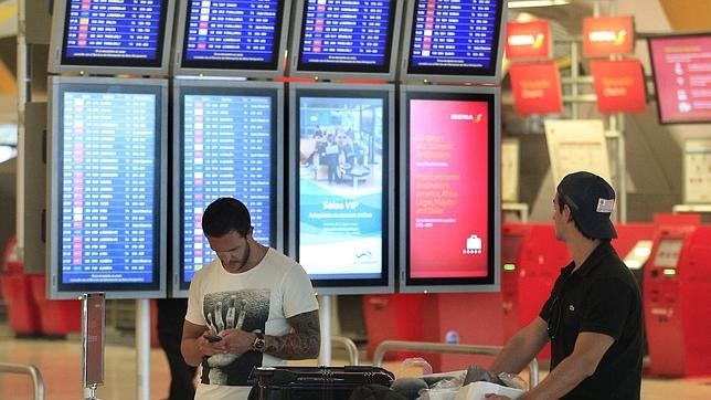 Los huelga parcial de los controladores no afecta a la puntualidad de los vuelos