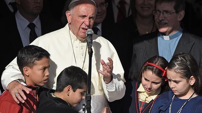 El Papa conmueve a Paraguay visitando a niños con cáncer y problemas cardíacos