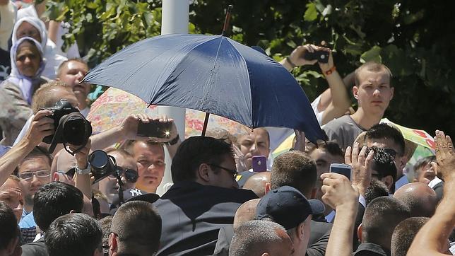 Echan a pedradas al primer ministro serbio del acto de conmemoración de la matanza de Srebrenica