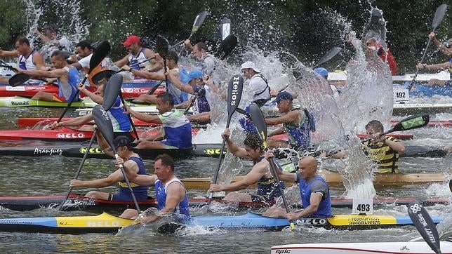 Varios piraguistas durante el campeonato de España