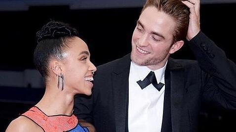 Robert Pattinson y FKA Twigs posponen su boda