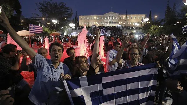 Partidarios del «no celebran el resultado del referéndum en Atenas
