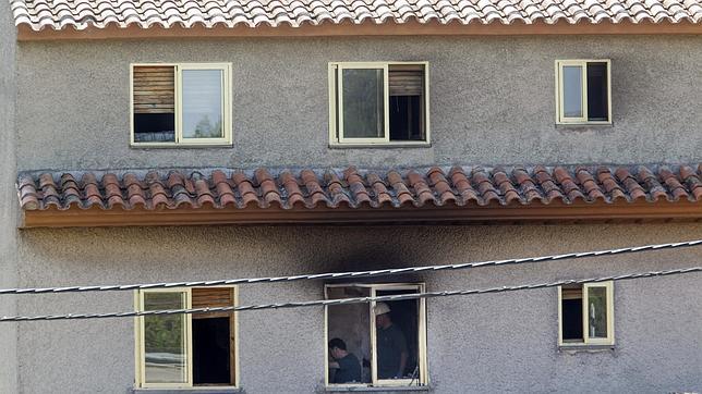 Agentes de la Guardia Civil investigan la residencia incendiada de Santa Fe (Zaragoza)