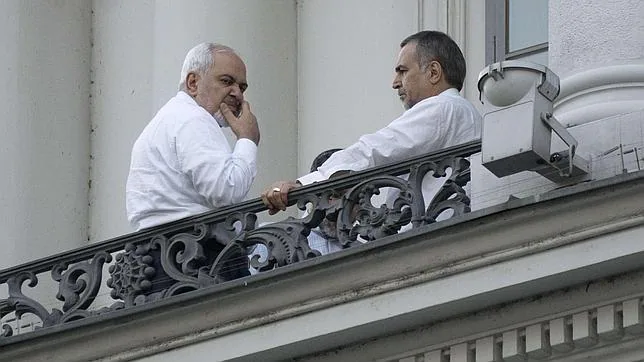 El Ministro de Relaciones Exteriores iraní, Mohammad Javad Zarif en un balcón del Palais Coburg Hotel, Viena