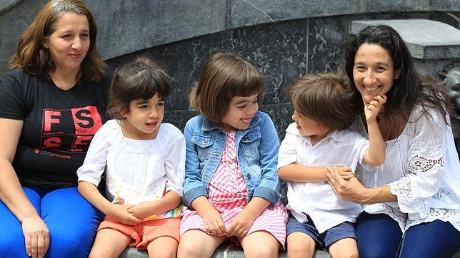 Los tres niños enfermos de Sanfilippo, junto a su madre