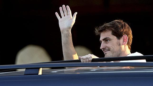 Casillas saluda a su llegada a Oporto
