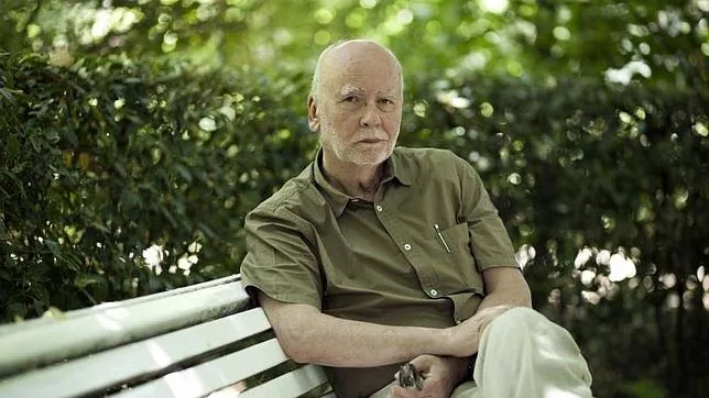 El poeta polaco Adam Zagajewski, en el Jardín Botánico de Madrid el pasado mes de junio