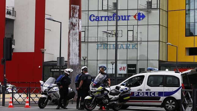 Liberan a las 18 personas retenidas en un centro comercial de París