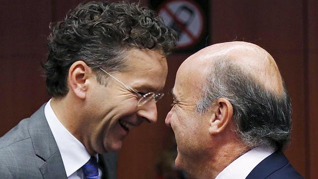 Jeroen Dijsselbloem y Luis De Guindos se disputan la presidencia del Eurogrupo