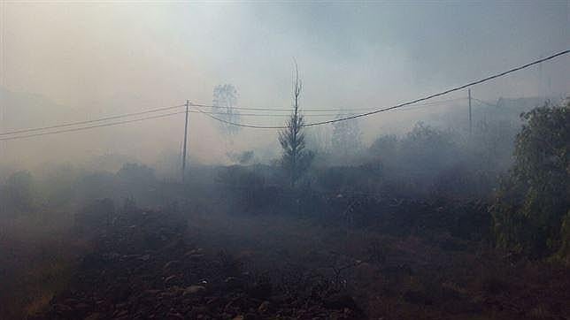 Dos policías llevaron en brazos y entre las llamas a una mujer rescatada en el incendio de Cazadores