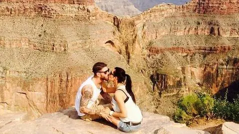Pilar Rubio y Sergio Ramos besándose frente al Cañón del Colorado