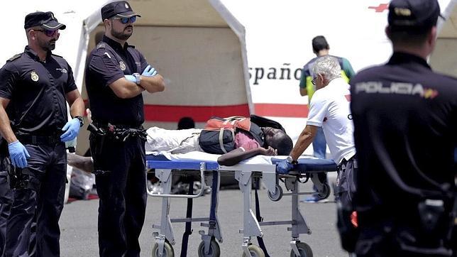 Rescatan a 34 personas que viajaban a bordo de una patera al sur de Gran Canaria