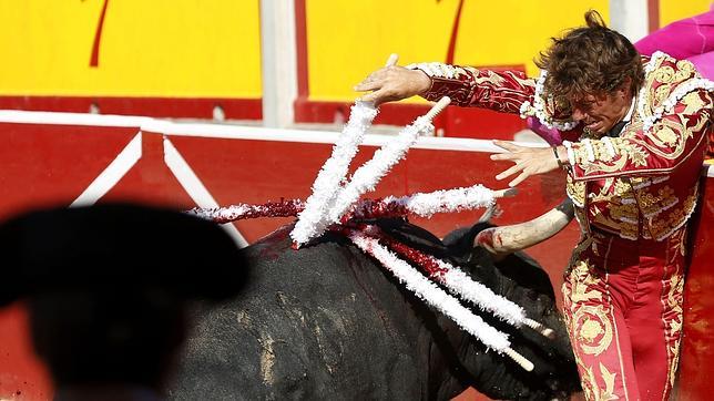 Manuel Escribano impresiona con Miura en San Fermín