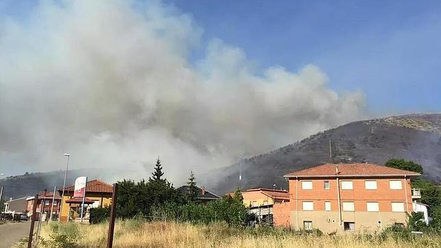 Un incendio amenaza la población leonesa de San Martín de Falamosa