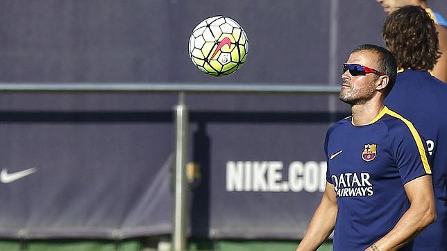 Luis Enrique se divierte con un balón durante el segundo entrenaniento del Barcelona esta semana