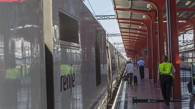 Un tren Alvia con destino Ferrol, a su salida de la estación madrileña de Chamartín