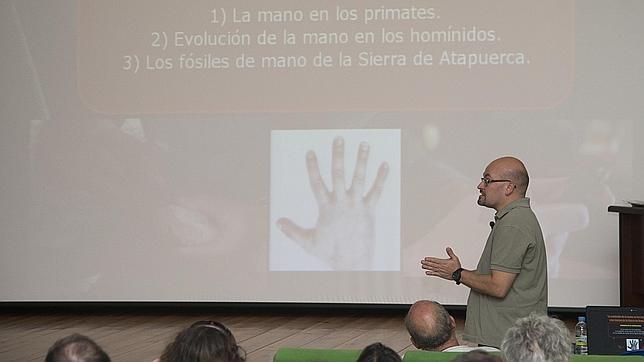 Carlos Lorenzo durante la charla ‘La evolución de la mano en los homínidos y los fósiles de la Sierra de Atapuerca’