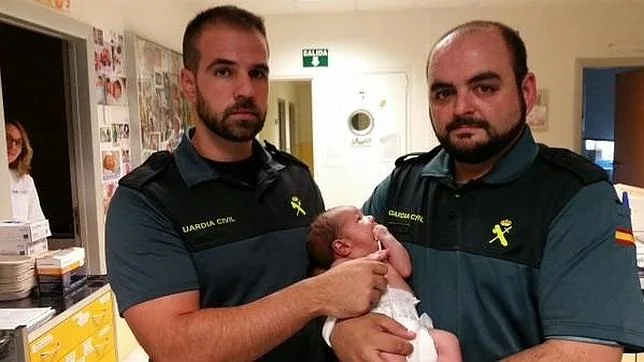 Los agentes de la Guardia Civil que hallaron al recién nacido en un contenedor