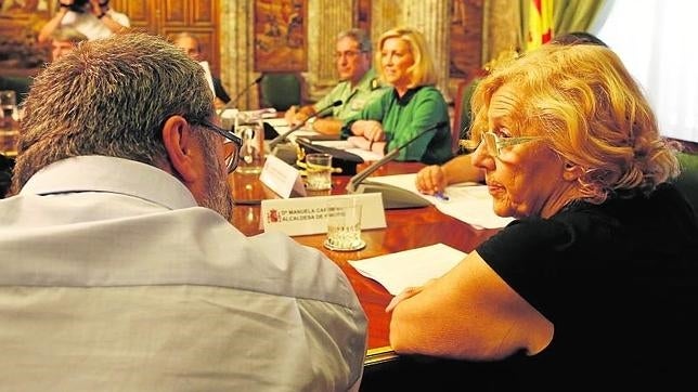 La alcaldesa Manuela Carmena, ayer, en un acto en la Delegación de Gobierno de Madrid