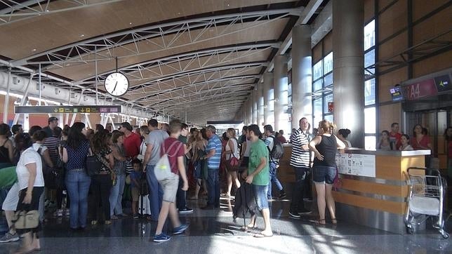 Pasajeros a la espera de un vuelo en Adolfo Suárez-Madrid Barajas